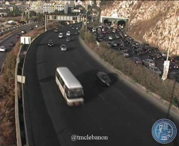 تصادم بين 3 سيارات داخل نفق نهر الكلب والاضرار مادية