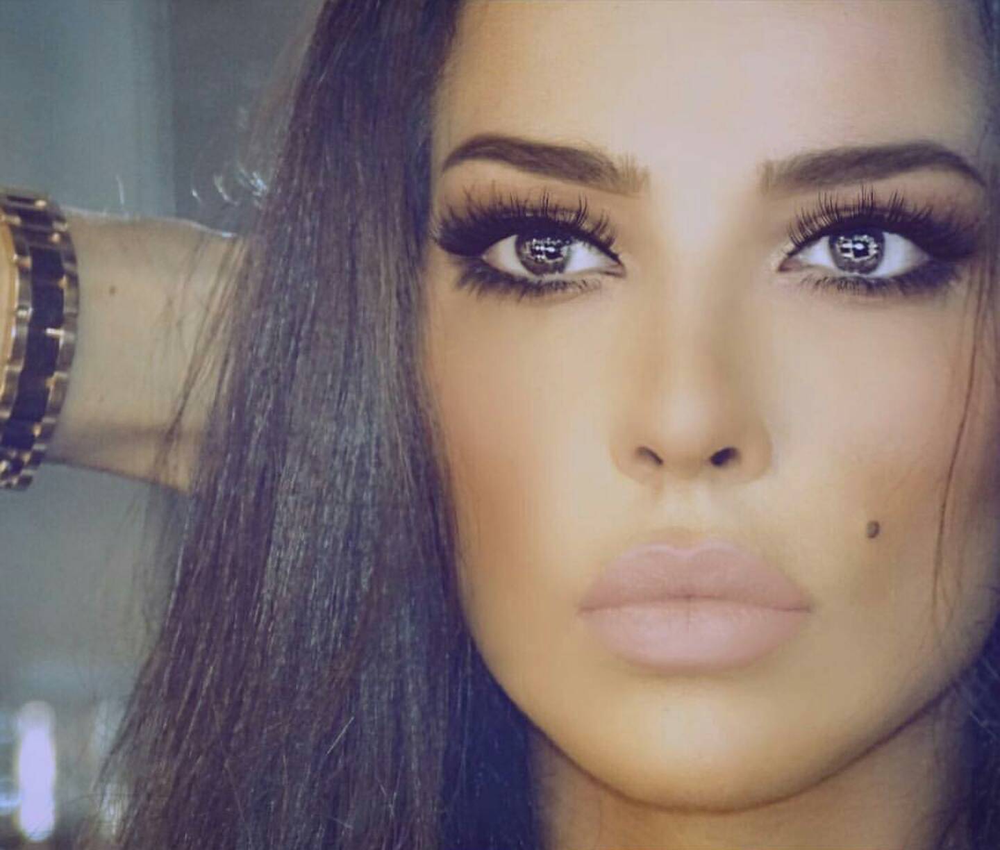 نادين نجيم اول نجمة عربية تتصدر صفحة دار فيندي