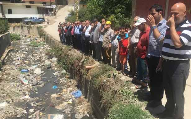 إعتصام واحتجاج على ضفة
«نهر عين القمر» لتلوّث مياهه