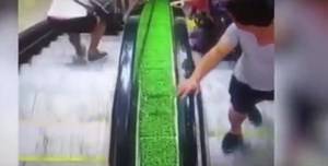 بالفيديو.. لحظة سقوط طفل على سلم كهربائي.. شاهدوا ماذا حصل!؟
