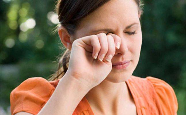 علام تدلّ إفرازات العين؟