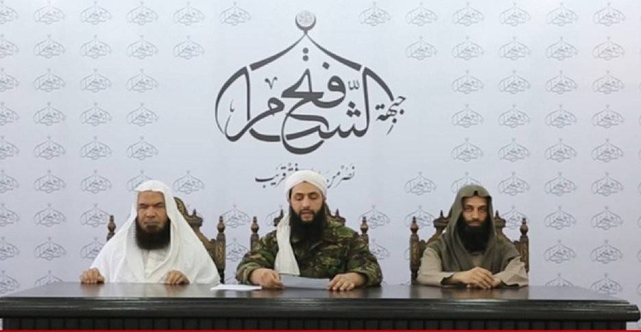 بالصور.. تعرف على الشخصين اللذين ظهرا بجوار الجولاني