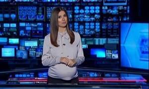 بالفيديو.. مذيعة تقدم النشرة الإخبارية وهي حامل
