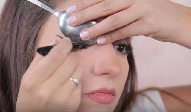 كيف ترسمين الآيلاينر بالملعقة