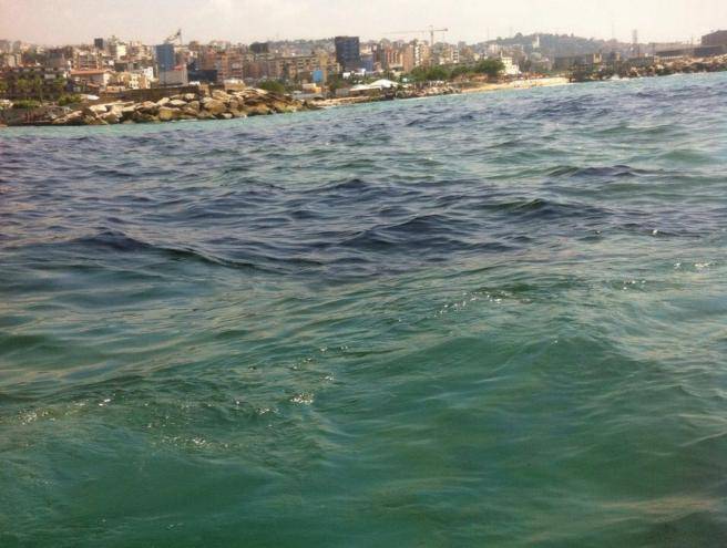 بالصور: تسرّب بقعة نفطيّة ضخمة قبال شركة كهرباء الزوق باتجاه جونية