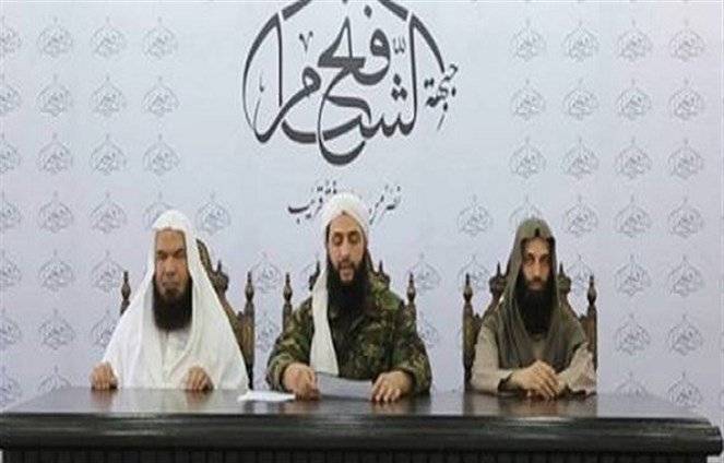 تعرف على الشخصين اللذين ظهرا بجوار الجولاني أثناء كلمته