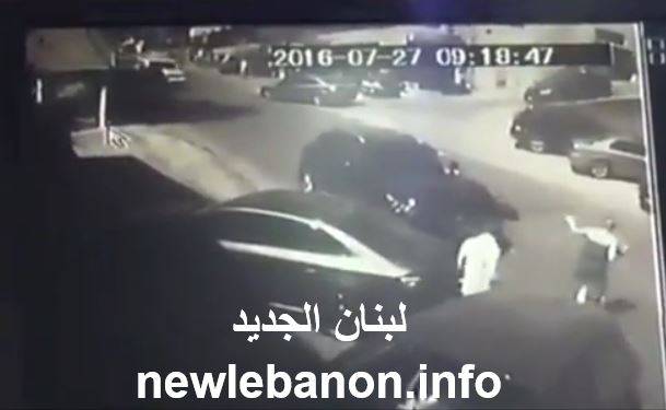 بالفيديو: موكب احد الزعماء يدهس جندي في الجيش اللبناني