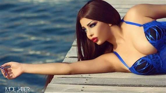 بالصورة: رولا يموت تظهر صدرها الكامل بشكل كارثي!