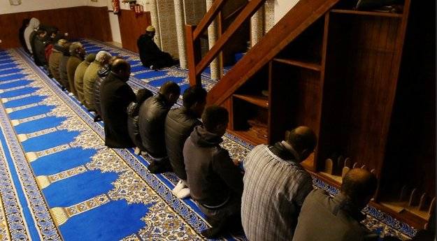 نواب جزيرة كورسيكا الفرنسية يطالبون بغلق المساجد