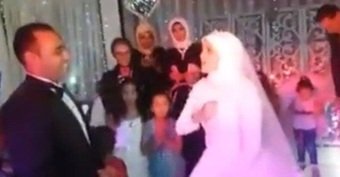 بالفيديو -لن تتوقعوا ما فعلته هذه الشابة لعريسها "الاصم" في ليلة زفافهما