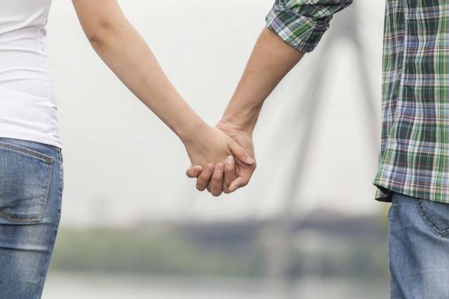 قصة مؤثرة.. ماتت حزناً على مرضه فتوفي أثناء تشييعها