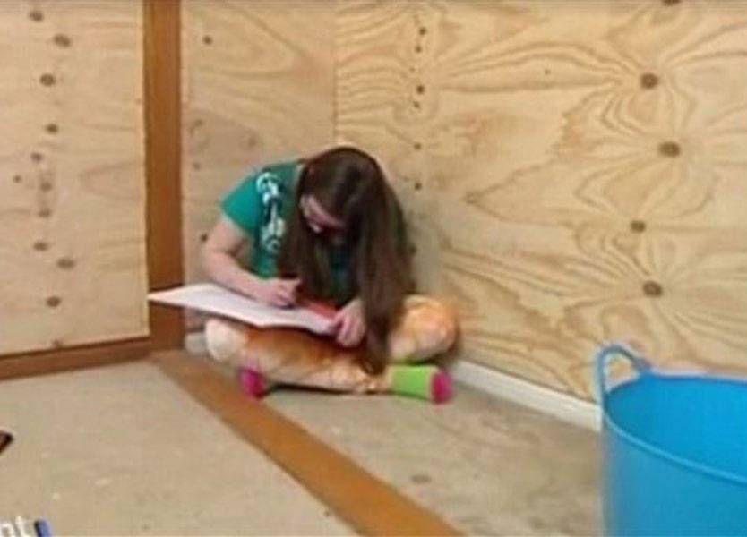 حبست ابنتها في صندوق خشبي.. إليكم السبب!