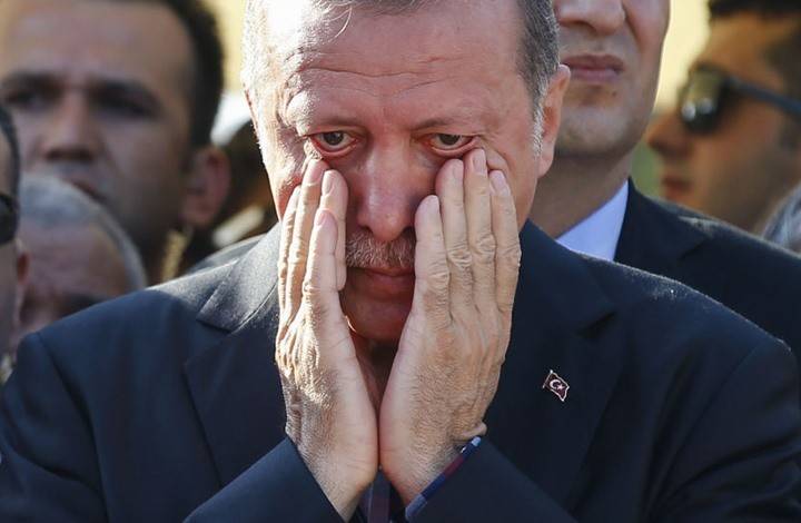ما الذي أبكى أردوغان ورئيس وزرائه؟