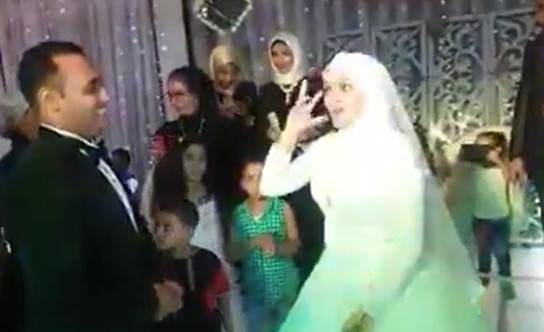 فيديو مؤثر: هكذا غنّت لزوجها الأصم "أنا كلي ملكك"