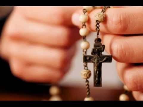 بالصورة.. إعلامية لبنانية مسلمة تناجي المسيح