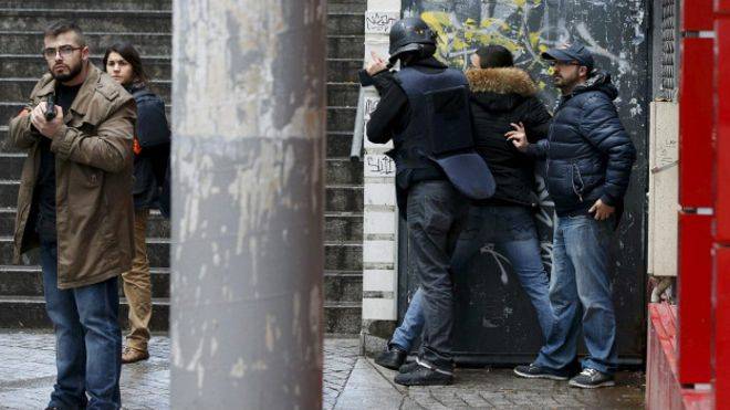 النمسا ترحل اثنين من المشتبه بصلتهم بهجمات باريس إلى فرنسا