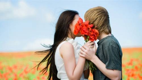 7 أمراض تعالجها «القبلة»