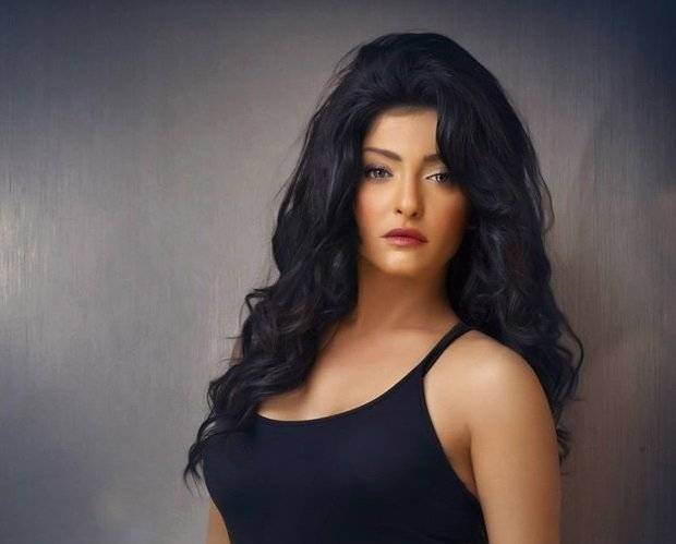 تعرّض الفنانة علا غانم وعائلتُها لحادث سيرٍ مروّع .. وهذه حالتهم الصحيّة