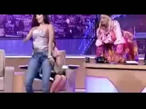 فتيات يشعلن شبكات التواصل برقصهن المثير على قناة تونسية ! فيديو