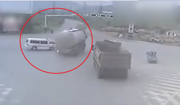 فيديو: شاحنة تسحق سيارة إسعاف كانت في طريقها لإنقاذ حياة شخص!