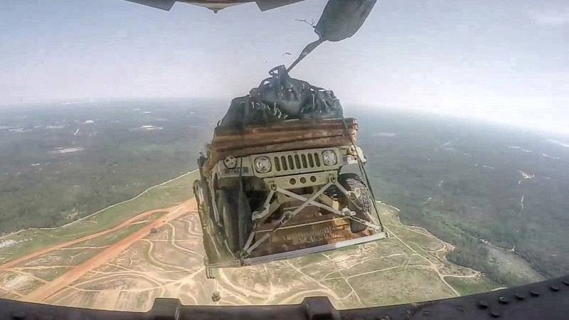 هكذا يتم إنزال مركبات Humvee العسكرية من السماء إلى الأرض