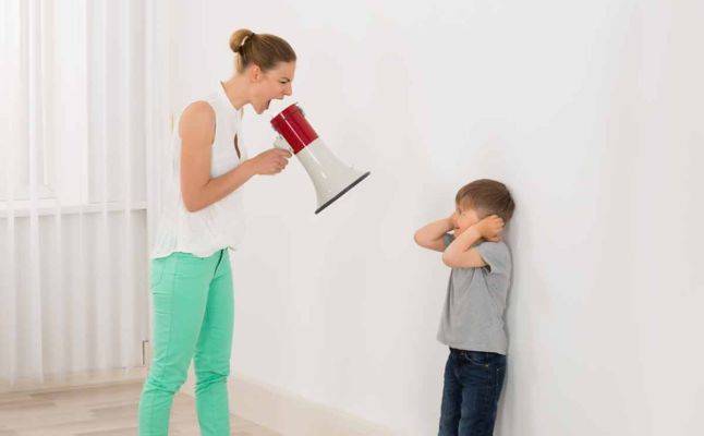 6 عبارات ستدمر طفلك.. اياك وقولها له!