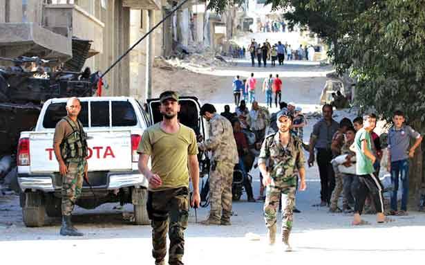 الجيش فتح ممرات انسانية بحلب وميستورا: هذه مهمتنا
موسكو : النصرة ارهابية و55 قتيلا بقصف «للتحالف الدولي»