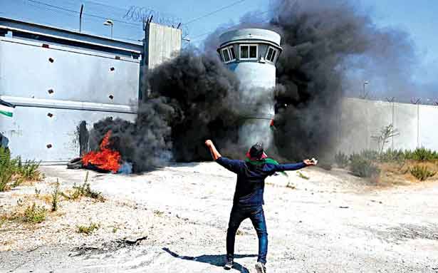 جيش الاحتلال يطلق الرصاص الحي
على شبان فلسطينيين ويصيب اربعة
