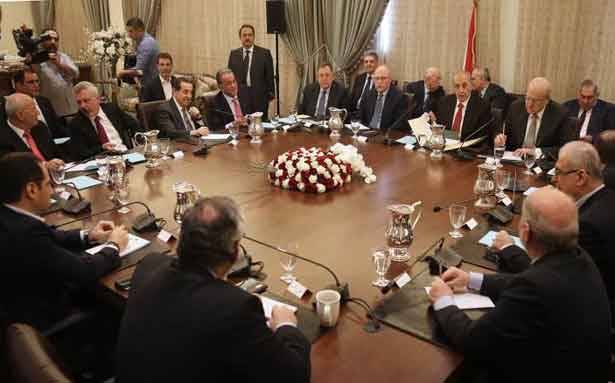 بري «يحشر» المتحاورين