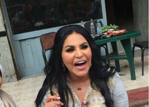 بالفيديو: أحلام تتناول الفول في مطعم 