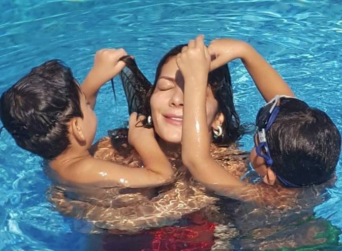 بالفيديو.. أصالة بالشورت: عيشوا حياتكم