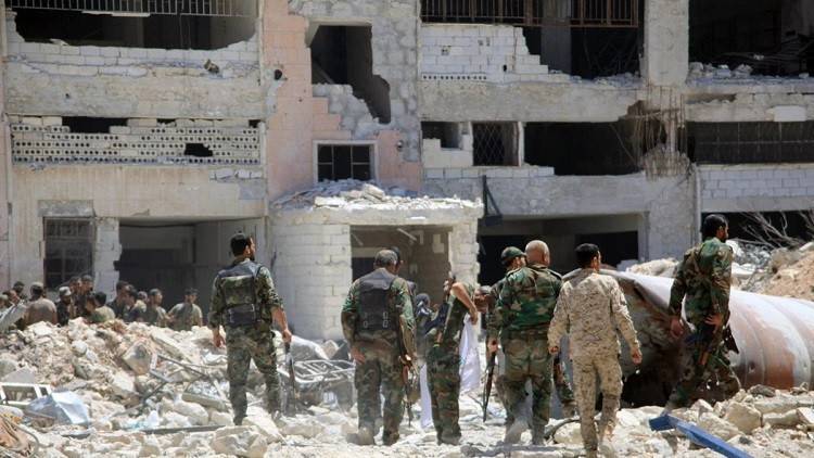 بالفيديو-لحظة استسلام مسلحين للجيش السوري في حلب