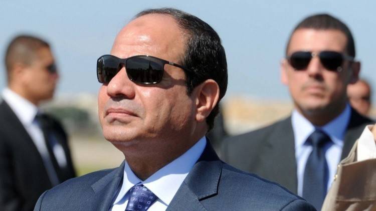 بالفيديو... حارسة شخصية لحماية السيسي