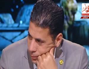 بالفيديو.. اعلامي مصري يدخل في نوبة بكاء على الهواء