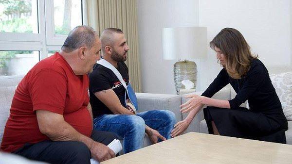 زوجة بشار الأسد تلمس مصاباً وتشعل مواقع التواصل!