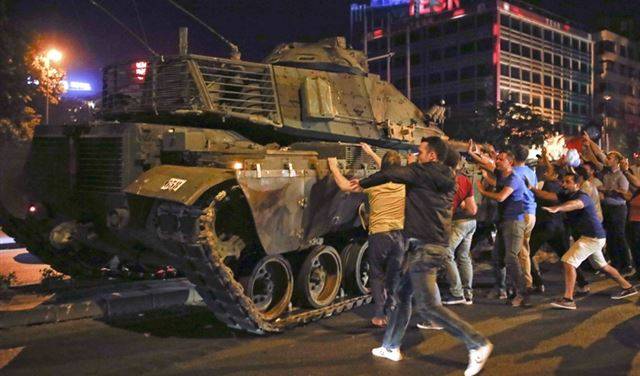 مسؤول تركي: واشنطن أعطت مؤشرات على تورطها بالانقلاب