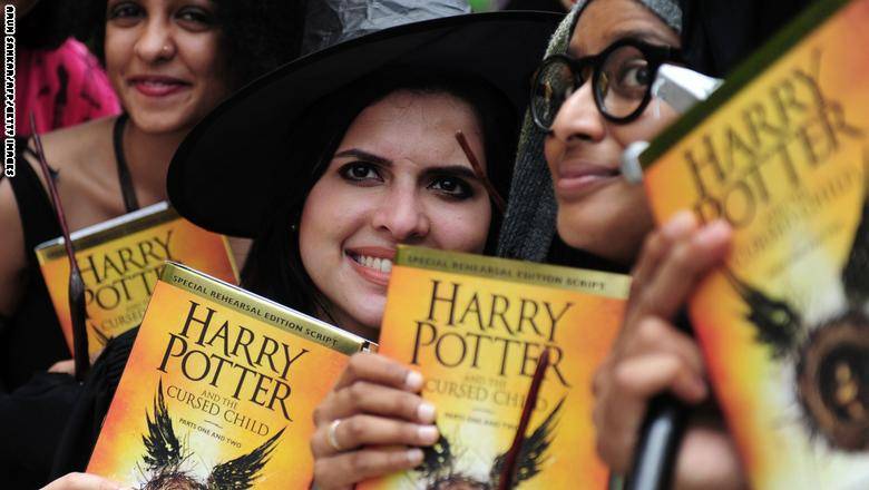 مؤلفة"هاري بوتر" ترسم نهاية السلسلة الشهيرة وتتصدر المبيعات