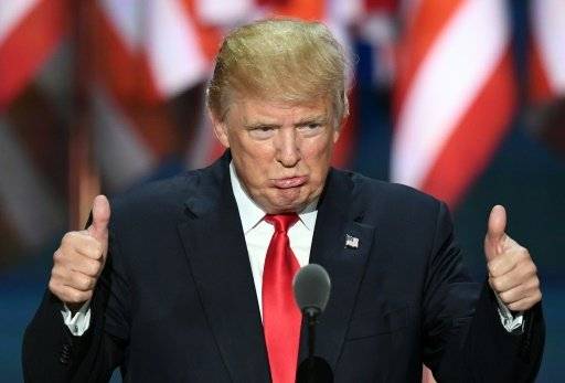 كلينتون تعتبر ان اشادة ترامب بروسيا تثير 