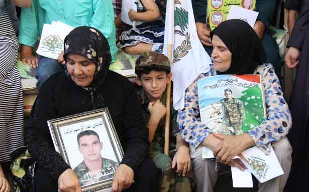 إعتصام لأهالي العسكريين المخطوفين في رياض الصلح: 
عيد الجيش منقوص وعلى الدولة أن تُعيد الأسرى وإلاّ فلتسقط
عائدون للتصعيد ولقطع الطرقات وسنحرم المسؤولين راحتهم