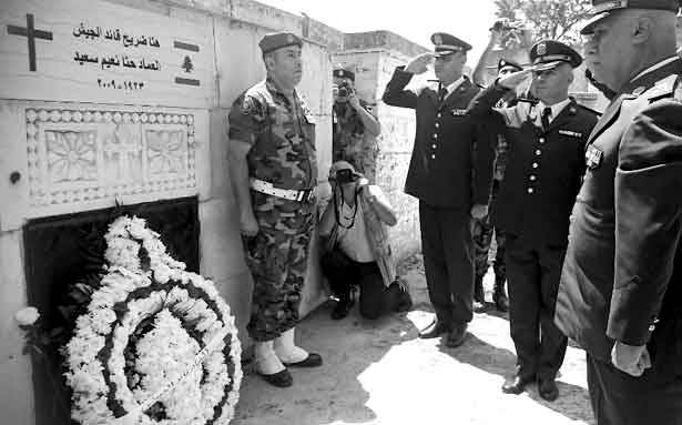أكاليل من الزهر وقداديس بمناسبة عيد الجيش الـ 71
كلمات تشيد بدور الجيش في حماية الوطن والحفاظ على السلم الأهلي