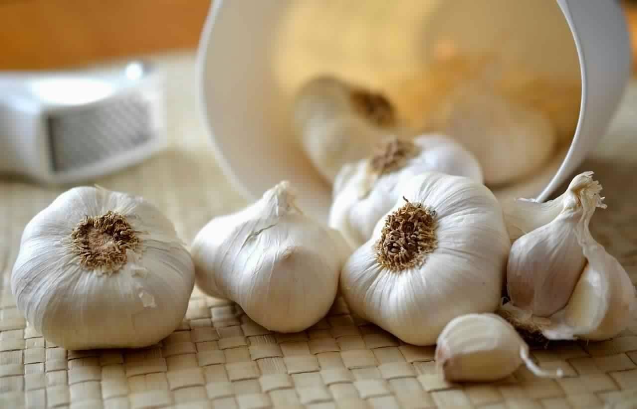 ضع الثوم تحت الوسادة أو بجيبك.. وإليك النتيجة المذهلة