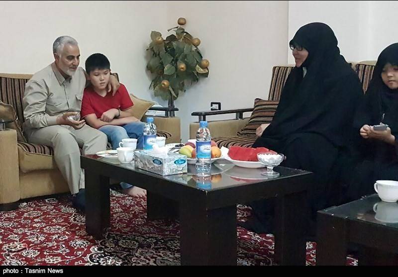 بالصور.. سليماني في زيارة خاصة إلى ذوي أحد الشهداء