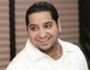 فيديو محرج.. مذيع يسقط في حوض السباحة على الهواء!