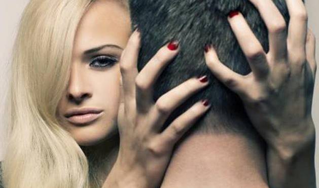 هل الحديث إلى النساء الجذّابات يجعل الرجال أكثر غباء؟