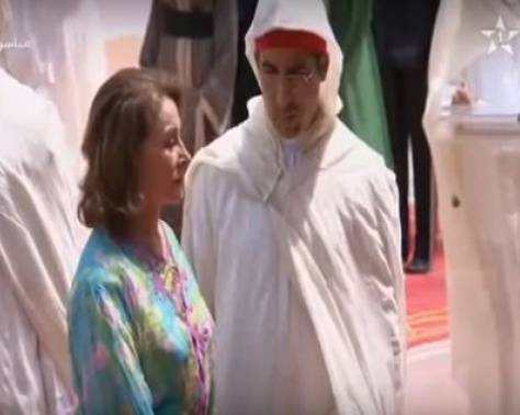 بالفيديو- كيف تصرف ملك المغرب مع امرأة حاولت تقبيله؟
