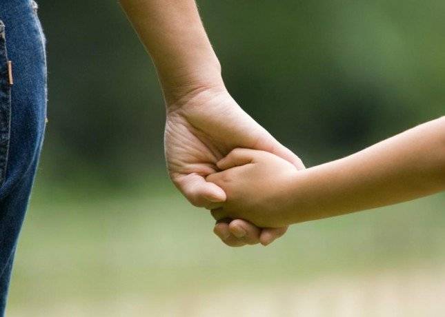 بالفيديو: توفيت ممسكة بيد ابنها بعد سقوط جسم معدني على رأسها!!