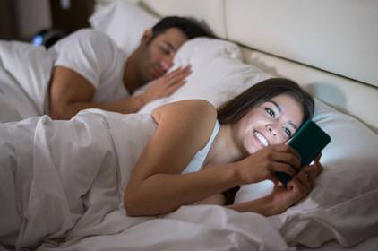كيف تقع النساء في متاهة الخيانة 