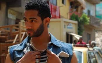 محمد رمضان برفقة أحد معجبيه
