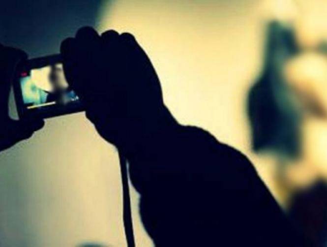 صوّراه بوضعيّة جنسيّة وقاما بابتزازه