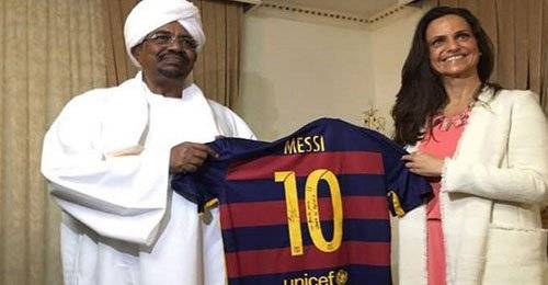 هذه حقيقة السيدة التي خدعت الرئيس السوداني بقميص ميسي
